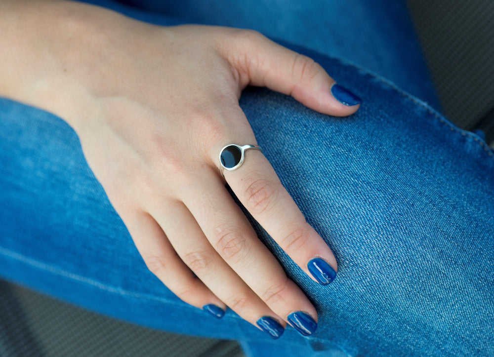 טבעת עגולה דקה כסף משולבת אמייל צבעוני בשחור, אדום, כחול או טורקיז
