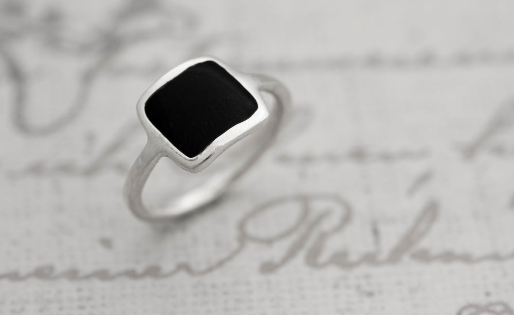 טבעת מרובעת דקה כסף 925 משולבת אמייל צבעוני בשחור, אדום, כחול או טורקיז