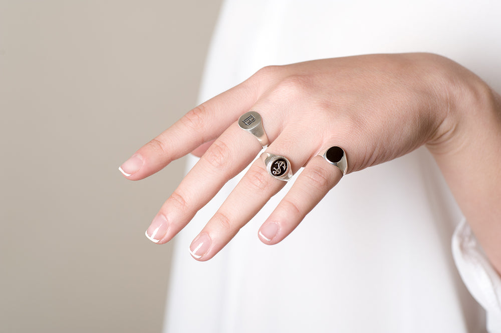 טבעת חותם אובל משולבת אימייל שחור