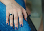 טבעת מרובעת דקה כסף 925 משולבת אמייל צבעוני בשחור, אדום, כחול או טורקיז